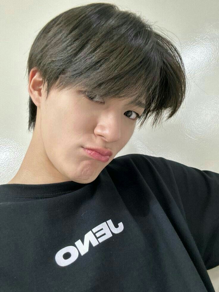 markS2jeno's tweet photo. markno mini au 
onde mark acha seu vizinho uma delícia e vai despretensiosamente pedir uma xícara de açúcar pro seu bolo https://t.co/zDdQotIL6J