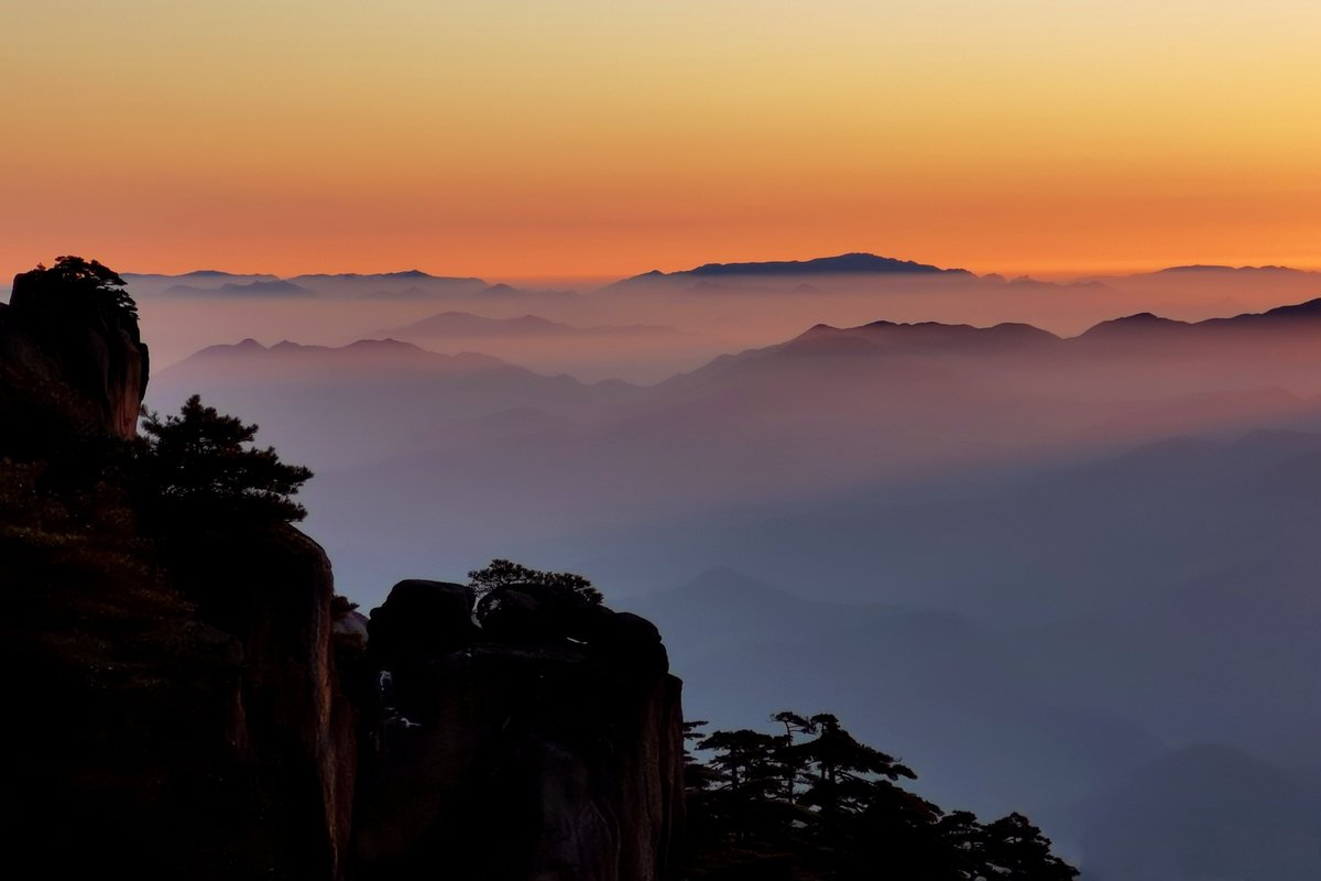 AnhuiTravel's tweet photo. Under the Sunset glow, Tiandu Peak rises like a sword piercing the clouds, set against a backdrop of warm orange mist, presenting a majestic and awe-inspiring panorama. (Located in Huangshan City)
#SunsetScene #AnhuiScenery #FindUniqueAH #VibrantAnhui #SouthernAnhui https://t.co/a9Qq0YPSgU