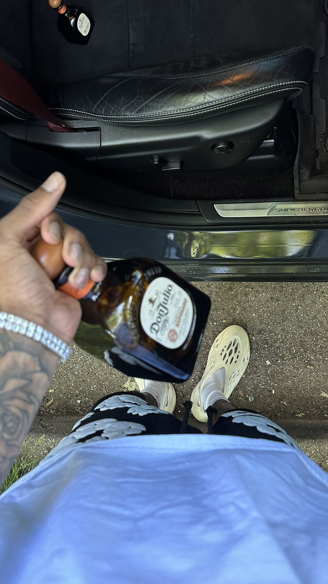 onewaysavv's tweet photo. @dessszn pour up 🥂 https://t.co/Qdqt1iIKlo