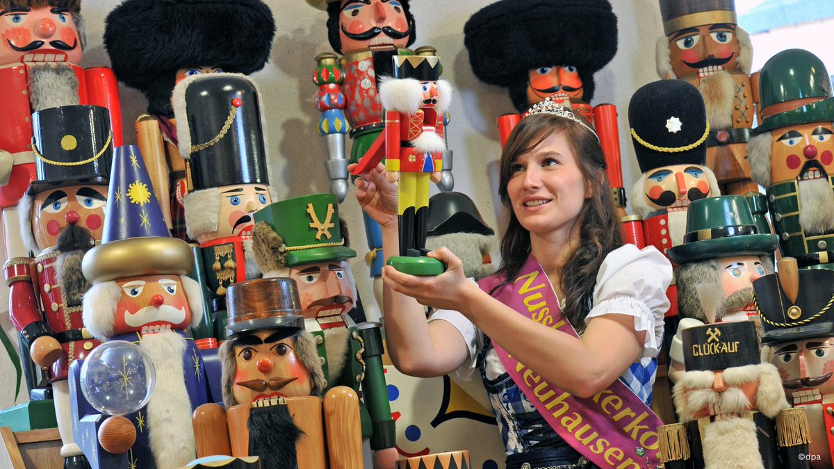 東ドイツ製 エルツ山地 アンティーク伝統的木製くるみ割り人形 28cm くるみ割り人形博物館は、伝統的な木工芸品が有名なエルツ山地の