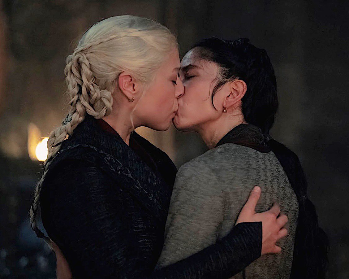 femvore's tweet image. RHAENYRA TARGARYEN THE FIRST GIRL KISSER IN WESTEROS