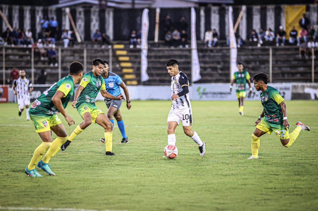 Futbolcentroame's tweet photo. ¡𝐂𝐀𝐌𝐏𝐄𝐎𝐍𝐄𝐒⚪⚫!
Diriangén🏹 superó en tiempos extras 3-2 a los Indígenas de Matagalpa para quedarse con el título de la #CopaPrimera🇳🇮.
¡FELICIDADES A TODOS LOS HINCHAS DEL CACIQUE🏆! https://t.co/UYj7dZ23ad