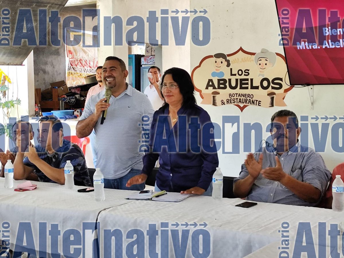 ramirosolorio's tweet photo. ABELINA EN CAMPAÑA.

No es broma, la alcaldesa de Morena en Acapulco @AbelinaLopezR , quien debería estar en la cárcel, anda en abierta campaña por la gubernatura.
Hoy le tocó hacer campaña en Marquelia, Costa Chica.
Hundió a nuestro municipio, pese a que fue bien recibida en el puerto, nunca le importó Acapulco, quizá por esa razón ya van 550 días sin secretario de seguridad pública.
Abelina debería estar en la cárcel. Pero esto es el mundo al revés, y ahora anda en abierta campaña por la gubernatura, pisoteando a Acapulco entero, soberbia porque profiere que los acapulqueños votaron por ella en forma aplastante.
Pobre de nuestro querido Acapulco.
Pobre de Guerrero.
