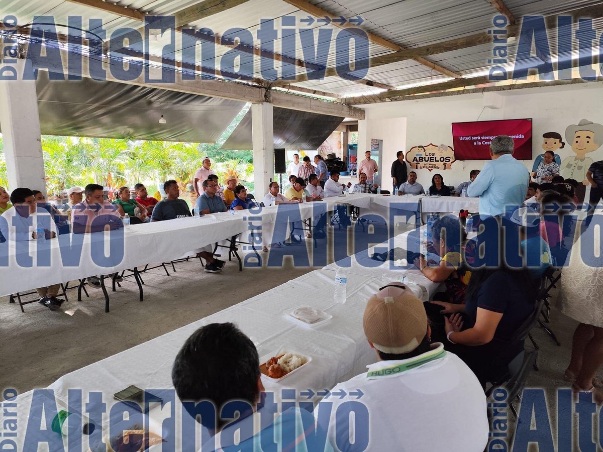 ramirosolorio's tweet photo. ABELINA EN CAMPAÑA.

No es broma, la alcaldesa de Morena en Acapulco @AbelinaLopezR , quien debería estar en la cárcel, anda en abierta campaña por la gubernatura.
Hoy le tocó hacer campaña en Marquelia, Costa Chica.
Hundió a nuestro municipio, pese a que fue bien recibida en el puerto, nunca le importó Acapulco, quizá por esa razón ya van 550 días sin secretario de seguridad pública.
Abelina debería estar en la cárcel. Pero esto es el mundo al revés, y ahora anda en abierta campaña por la gubernatura, pisoteando a Acapulco entero, soberbia porque profiere que los acapulqueños votaron por ella en forma aplastante.
Pobre de nuestro querido Acapulco.
Pobre de Guerrero.