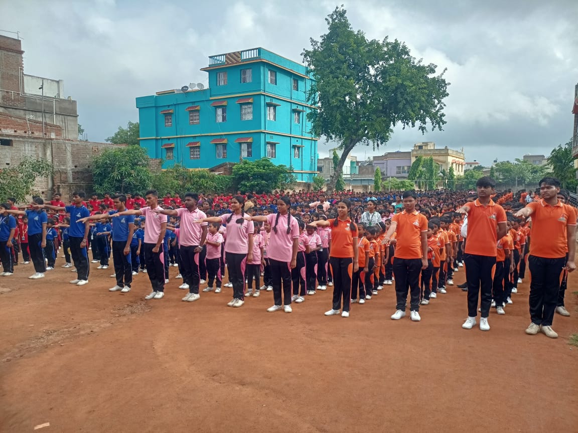 ranpal1234's tweet photo. My confidence of eliminating Filariasis is increasing day by day to such huge number of adolescents, taking oath to support the mass drug administration drive. 2000 students and 50 teachers promised to support the campaign in Jamtara district of Jharkhand #BeatNTDs https://t.co/zjl0JZWPzB