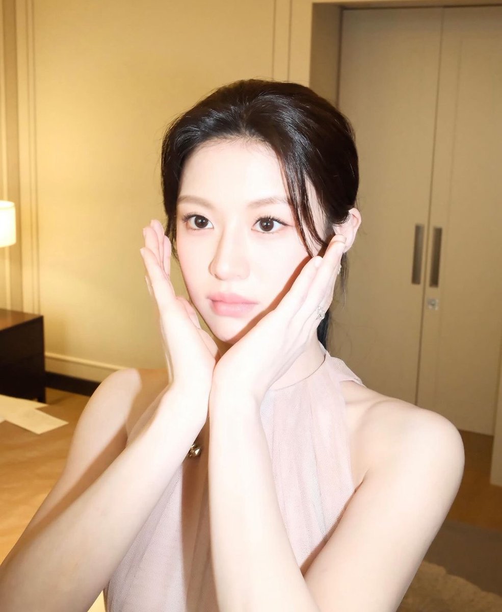 Go Younjung Instagram update: 🥳🏆💗
— #고윤정 #GoYounjung