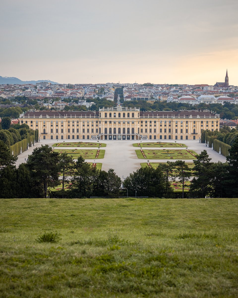 _vienna_info_'s tweet image. Taking in the grandeur from afar 🌳🏰 @schonbrunn Palace never fails to impress #ViennaNow

📸 @seplb_photo