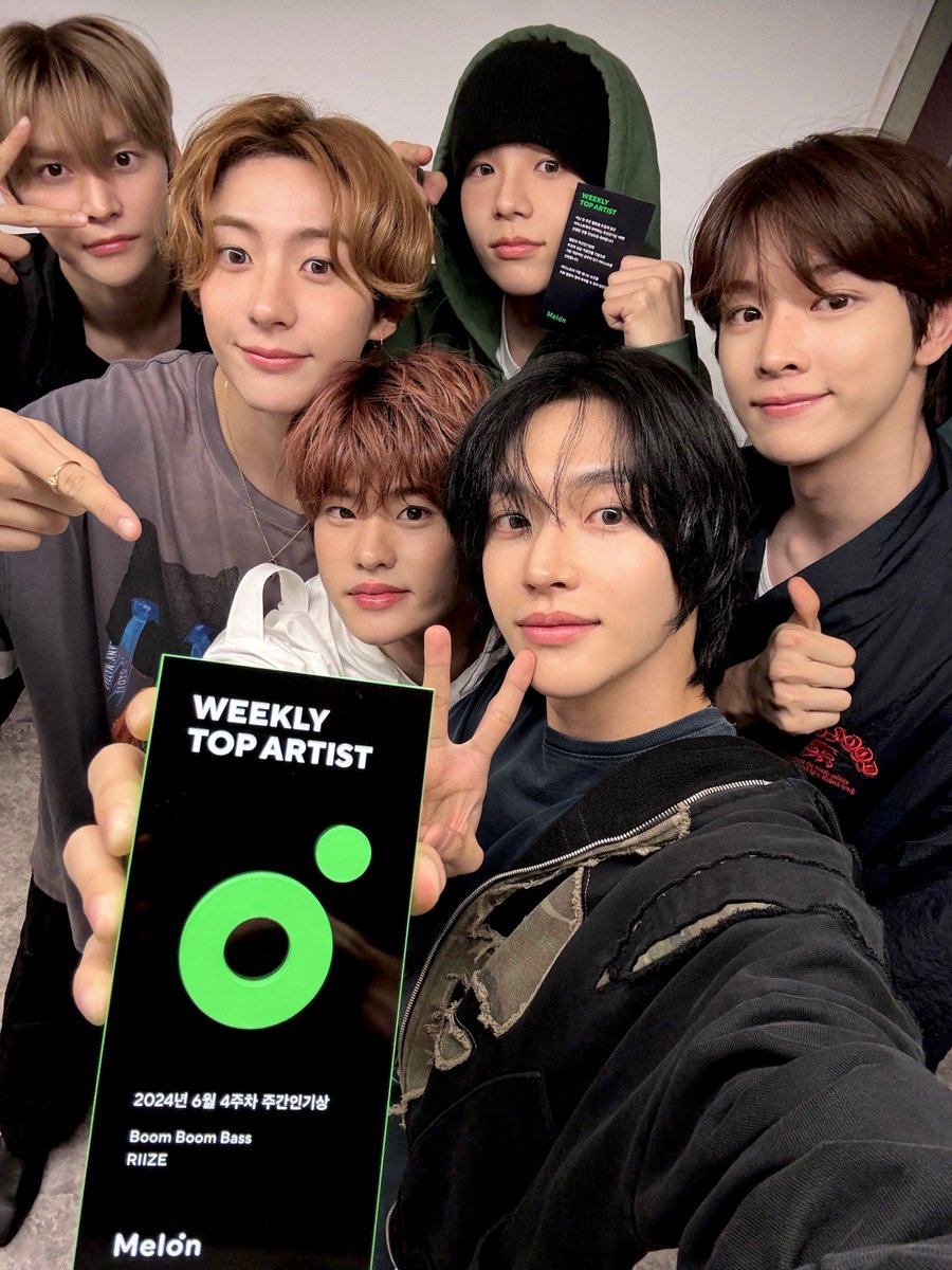 melon's tweet image. 🏆RIIZE ‘멜론 주간인기상’🏆
띵동 - !
#주간인기상 트로피✨ 인증샷 도착!

영원히 라브붐뜨 🎸🪽☝️
#RIIZE 의 #BoomBoomBass 🎸
수상을 진심으로 축하드립니다~🎉

축하 메시지 남기기💌
kko.to/_TdglZSRO5

#라이즈 @RIIZE_official