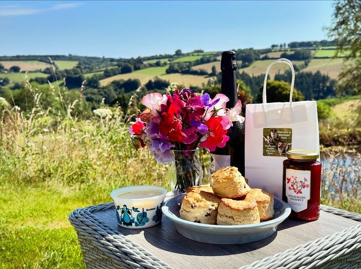 Stockham Farm’s luxurious pet-friendly self-catering cottages offer the ideal base for exploring the Exmoor National Park. ✨

👀 Check out the delightful welcome hamper for all guests! 🎁

🐴 Welcomes horses, dogs and small pets 🐾 
weacceptpets.co.uk/Somerset/8198 

<a href="/Stockham_Farm/">Stockham_Farm</a>