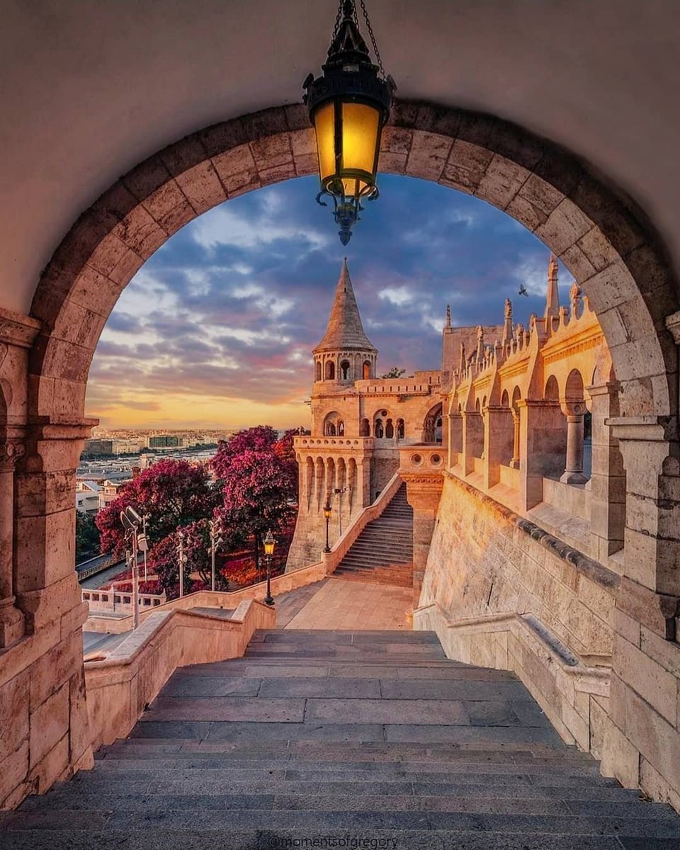 josebonato's tweet photo. El esplendor arquitectónico de Europa del Este encarna una cautivadora combinación de belleza, diversidad cultural e historia.

Aquí están 16 de los lugares arquitectónicamente más bellos de Europa del Este.

Abro hilo🧵⤵️ https://t.co/6TlWOPjrNM