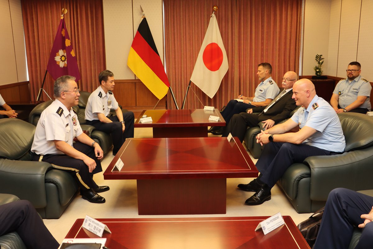吉田統合幕僚長 は、#ドイツ空軍総監 ゲルハルツ空軍中将の表敬を受け