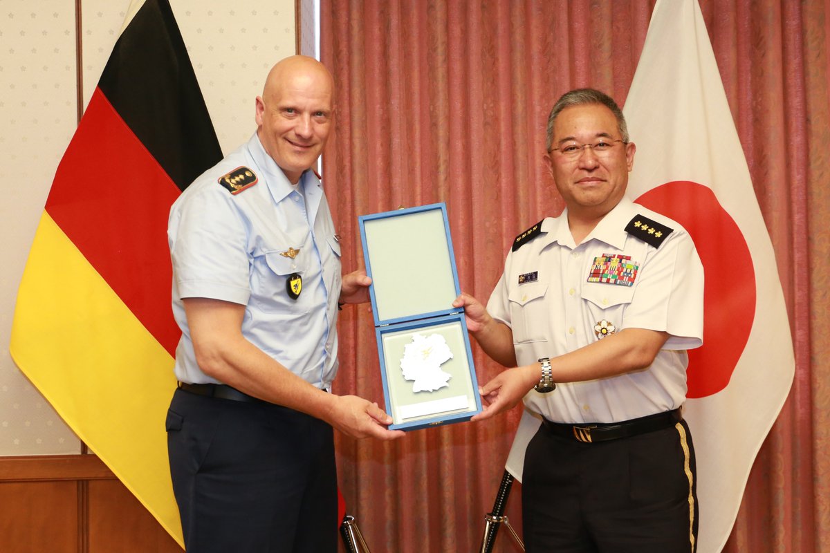 吉田統合幕僚長 は、#ドイツ空軍総監 ゲルハルツ空軍中将の表敬を受け