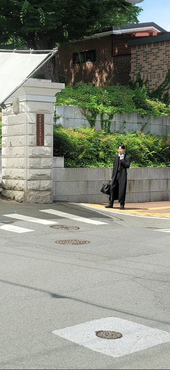 김남길 한여름에 코트입고 촬영해😭
목에 선풍기 힙하다