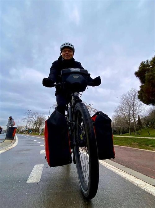 rus_renminwang's tweet photo. Шестидесятилетний иностранный профессор проехал более 10 тысяч км на велосипеде до Китая
https://t.co/SwPblSn6kS https://t.co/k9T0n0qqFe