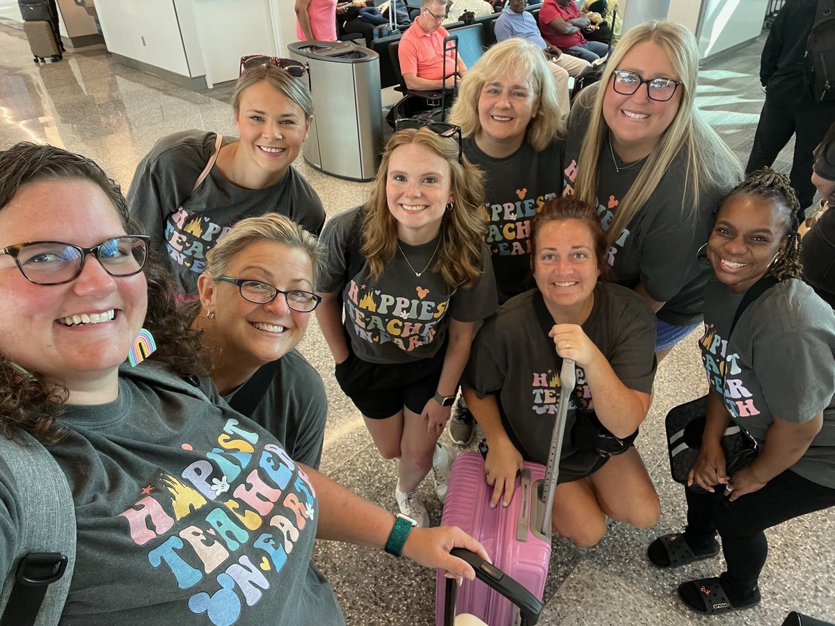 TweetDCS_DCPS's tweet image. DCPS teachers take on Orlando for GYTO!! 🤩💜✨ @DCSeNews @getyourteachon #TeamDCS #HappiestTeachersOnEarth