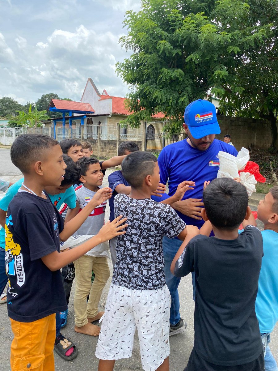unt_carabobo's tweet photo. El equipo de @LibertadorUNT celebró el #DiaDelNiño, en la comunidad de la India, junto a la JDS Carabobo. https://t.co/DOFPrhc2Wk