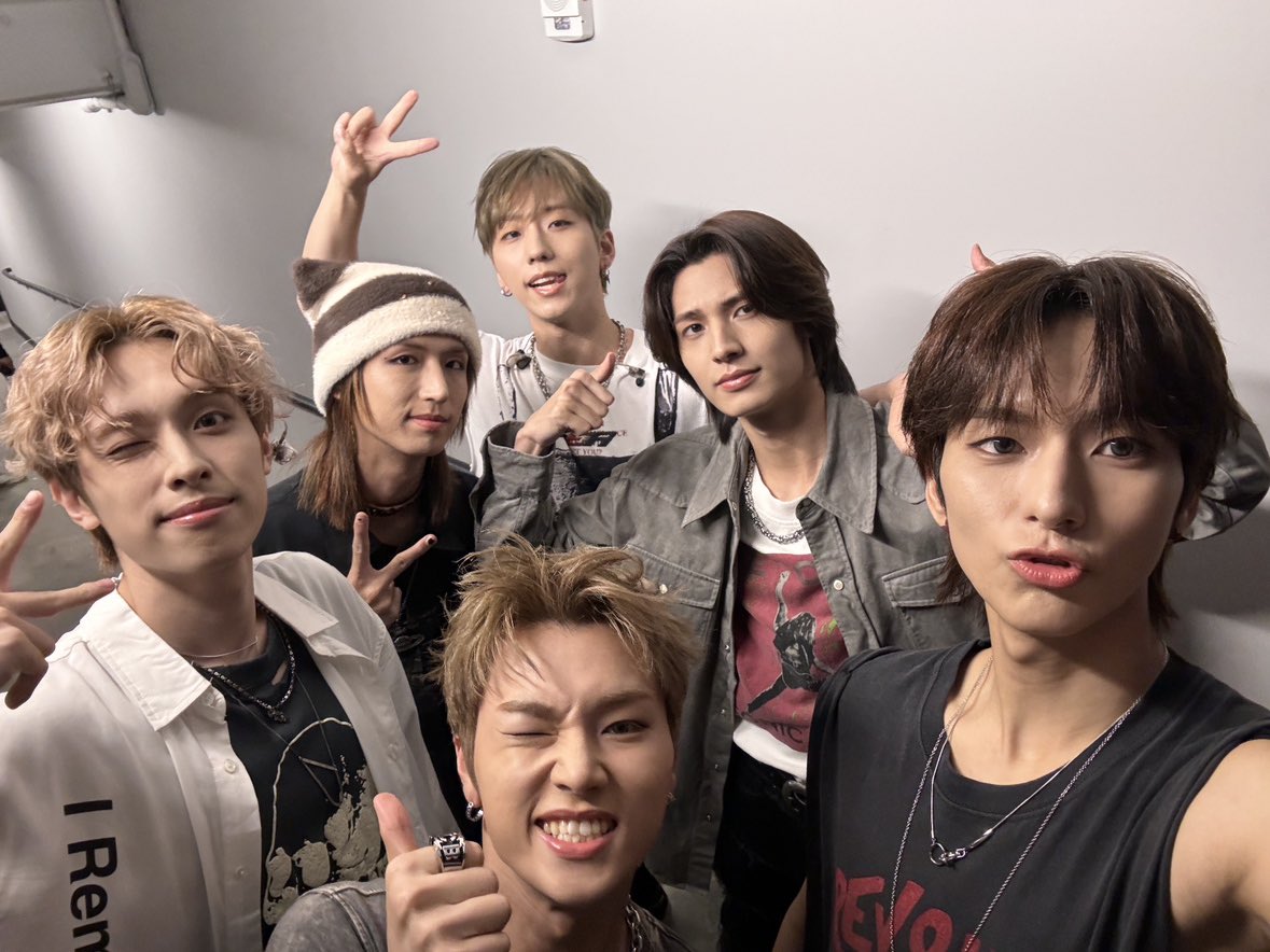 XH_official's tweet photo. [ #Xtra_Scenes ]

Villains in New York, you were absolutely incredible! 🗽🌟 
Feeling so blessed to have shared this experience with such an amazing crowd ❤🙏

#XdinaryHeroes #엑스디너리히어로즈
#Troubleshooting
#WE_ARE_ALL_HEROES https://t.co/pAt7BJRS91