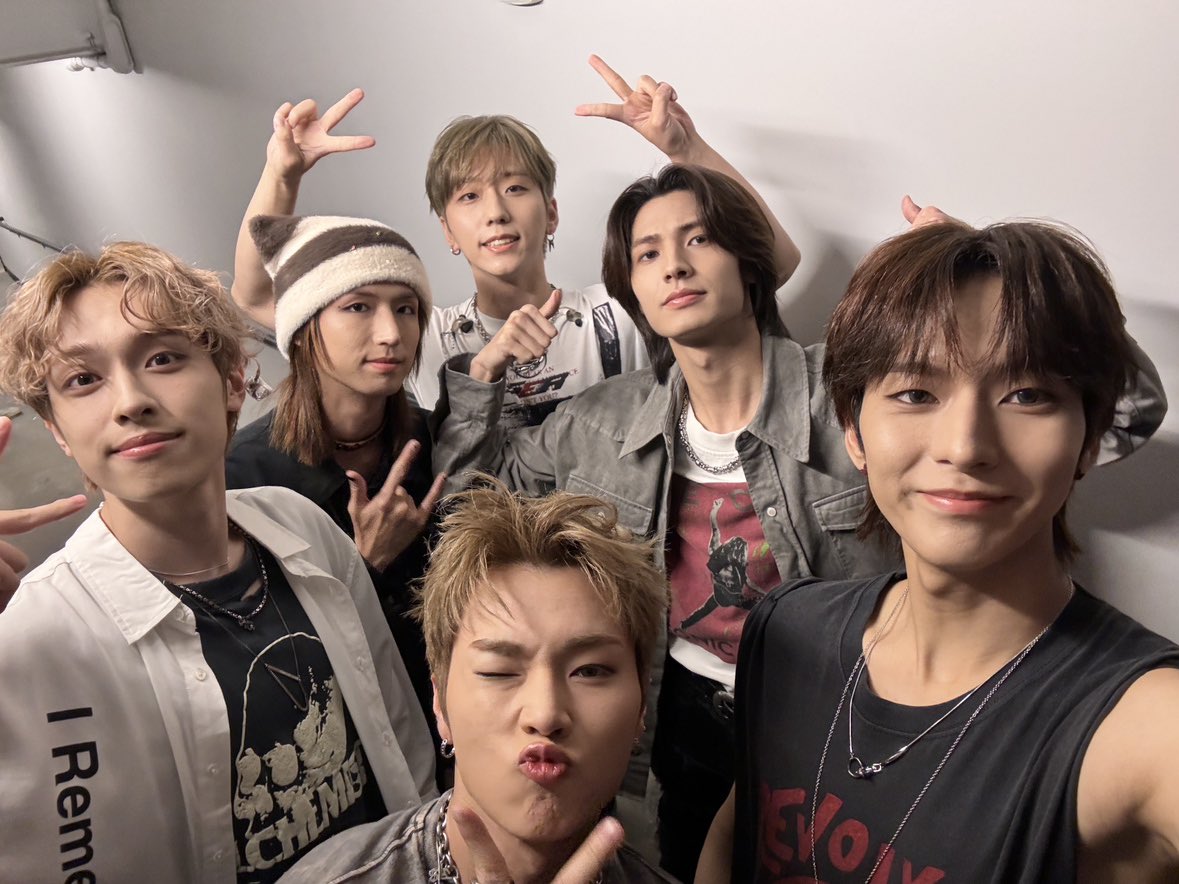 XH_official's tweet photo. [ #Xtra_Scenes ]

Villains in New York, you were absolutely incredible! 🗽🌟 
Feeling so blessed to have shared this experience with such an amazing crowd ❤🙏

#XdinaryHeroes #엑스디너리히어로즈
#Troubleshooting
#WE_ARE_ALL_HEROES https://t.co/pAt7BJRS91