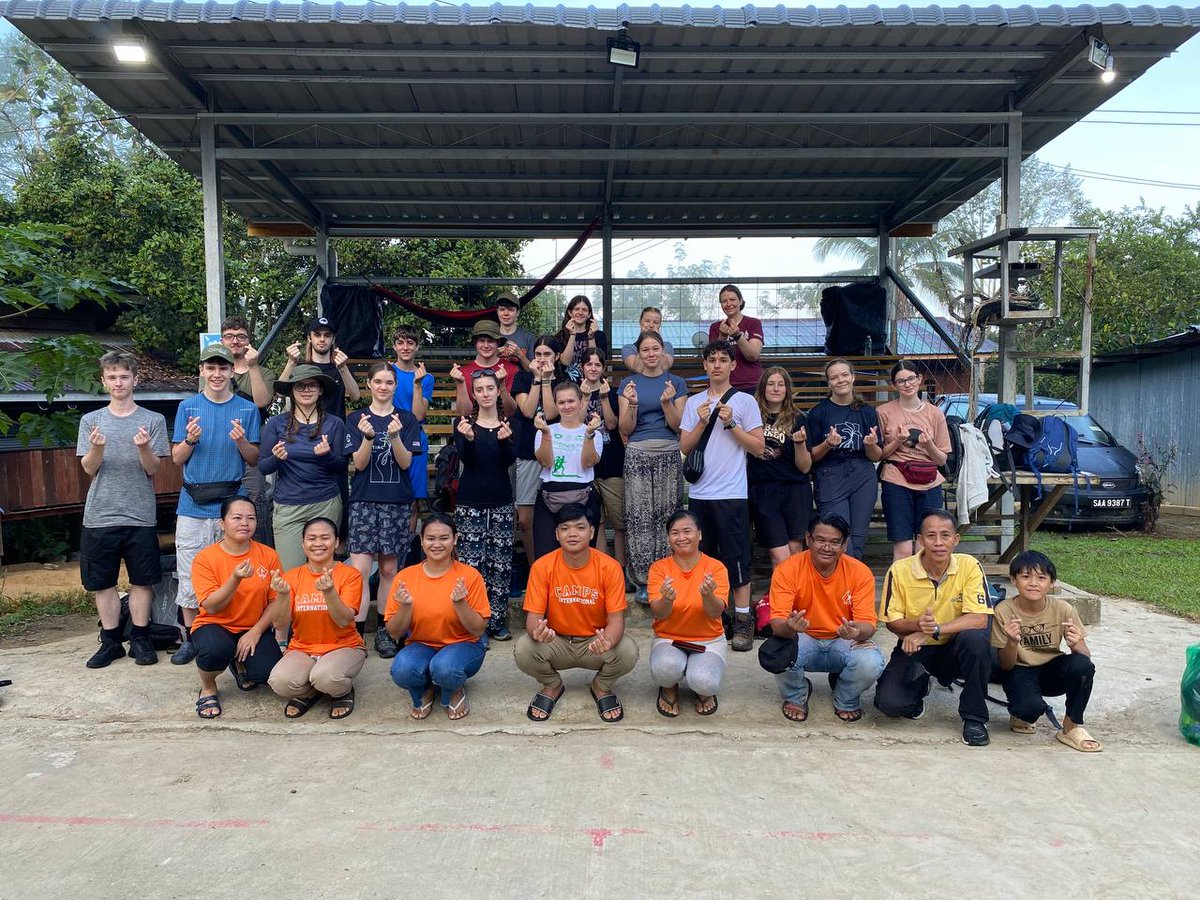 CampBorneo's tweet image. #TeamLunbawang ready to continue their borneo expedition as they bid farewell to the locals of Camp Rumantai. 
#dosomethingamazing #campseffect @CampsInt