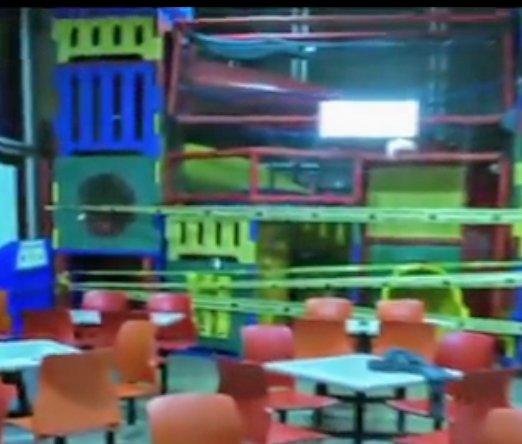 ⚠️ #AlertaNocturna Al menos cinco niños con golpes, tras caída de estructura en zona de juegos en #McDonalds Parque de los Venados #BJU #CDMX Santa Cruz Atoyac.