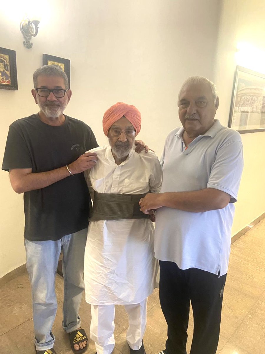 आज चंडीगढ़ में, पूर्व एवं अभूतपूर्व मुख्यमंत्री, नेता प्रतिपक्ष आदरणीय चौ. <a href="/BhupinderShooda/">Bhupinder Singh Hooda</a> जी के साथ उनके घनिष्ठ मित्र और पारिवारिक सदस्य, पूर्व वित्त मंत्री हरियाणा स. <a href="/HSChathaINC/">Harmohinder Singh Chatha</a> जी ने मुलाक़ात की। मुलाक़ात के दोरान पारिवारिक और राजनीतिक विषयों पर चर्चा हुई।
<a href="/DeependerSHooda/">Deepender Singh Hooda</a>