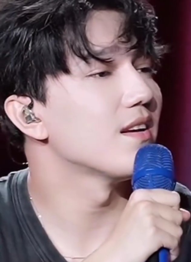Adelma30513806's tweet photo. 💕#DimashQudaibergen is the greatest singer in the World !!! #TheStoryOfOneSky #Omir #WhenIHaveGotYou  #AveMaría #TogetherByDimash #ElAmorEnTí #Smoke #Weekend   #Stranger #Know #YourLove    #YouRiseMeUp #Ikanaide #PearlFishersDuet  @dimash_official  Dimash in China 🎼🌺🎼 https://t.co/TNMN82vJxO