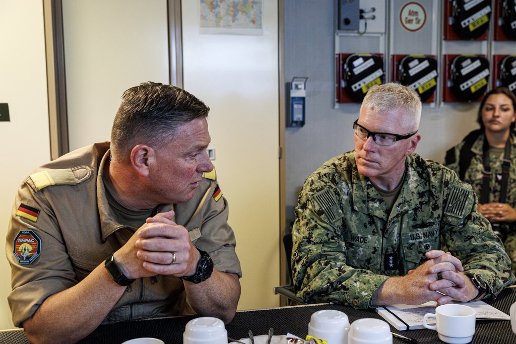 deu_flotilla2's tweet photo. Besuch vom #Kommandeur 3. US Flotte (C3F), Vice Admiral John Wade, auf dem #IPD24 Flaggschiff #Fregatte BADEN-WÜRTTEMBERG. #C3F führt derzeit die größte maritime Übung weltweit, #RIMPAC2024. Dabei sehr guter Austausch zu den bisherigen Erfahrungen während #RIMPAC 🇺🇸🇩🇪🤜🤛 https://t.co/YPQpWUjv4o