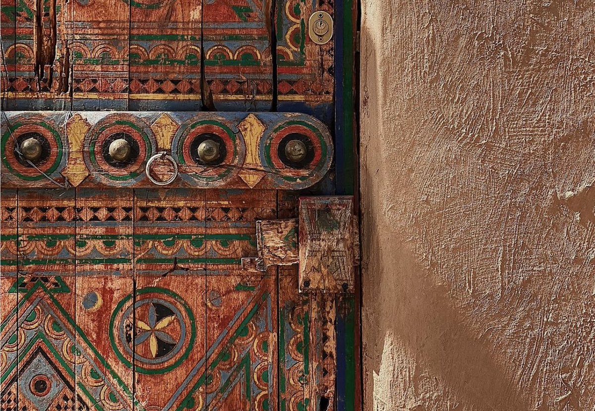 رأيتُ الجوع يطرده رغيفٌ 
وملءُ الكفِّ من ماء الفراتِ.

 #رساله_لقلبك