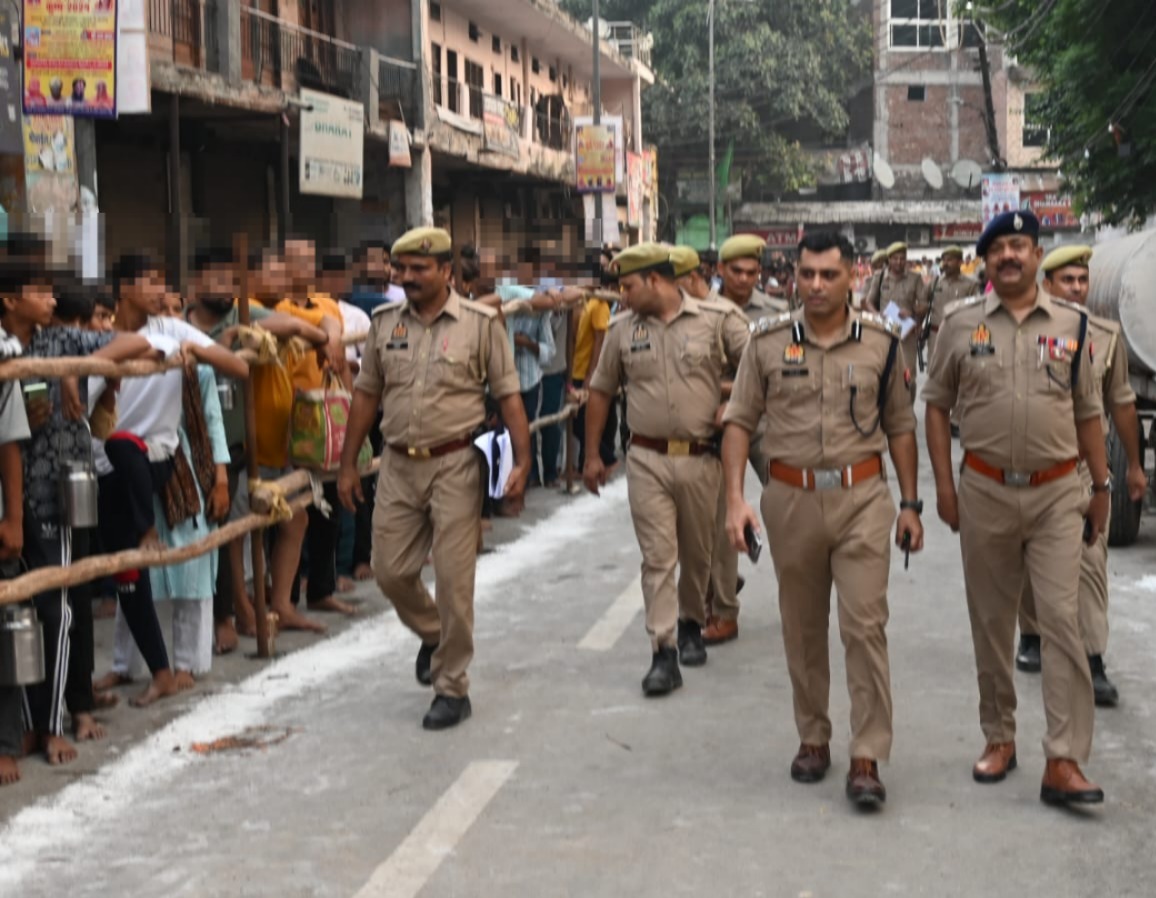 ghaziabadpolice's tweet photo. श्री दिनेश कुमार पी. अतिरिक्त पुलिस आयुक्त, कमिश्नरेट गा0बाद
@Dineshdcop द्वारा पुलिस उपायुक्त नगर के साथ कांवड़ यात्रा एवं सावन माह के प्रथम सोमवार के दृष्टिगत श्री दूधेश्वरनाथ मन्दिर की सुरक्षा-व्यवस्था का निरीक्षण किया गया तथा सम्बन्धित को आवश्यक दिशा-निर्देश दिए गए | https://t.co/0MJFJR0KhW