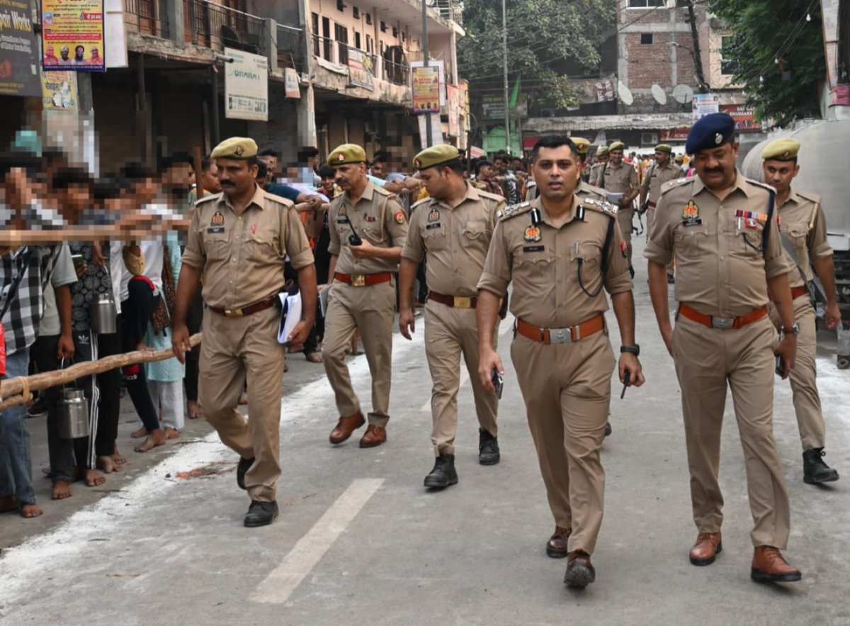 ghaziabadpolice's tweet photo. श्री दिनेश कुमार पी. अतिरिक्त पुलिस आयुक्त, कमिश्नरेट गा0बाद
@Dineshdcop द्वारा पुलिस उपायुक्त नगर के साथ कांवड़ यात्रा एवं सावन माह के प्रथम सोमवार के दृष्टिगत श्री दूधेश्वरनाथ मन्दिर की सुरक्षा-व्यवस्था का निरीक्षण किया गया तथा सम्बन्धित को आवश्यक दिशा-निर्देश दिए गए | https://t.co/0MJFJR0KhW
