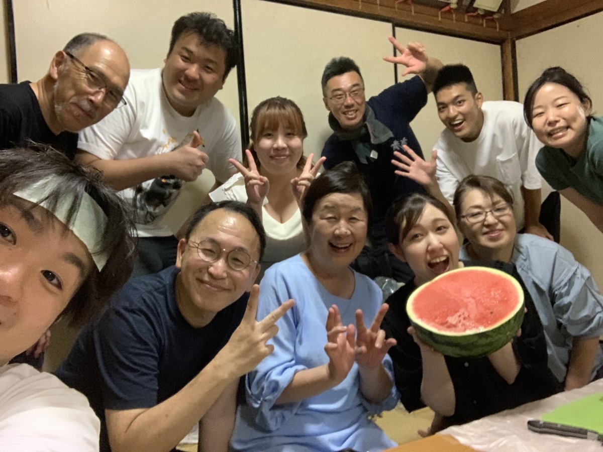 tamanitami's tweet photo. おおい祭り！炎天下での応援ありがとうございました(^^)
終わった後に軽い打ち上げ
差し入れの🍉で熱を冷ましました https://t.co/hV1XIN6URW