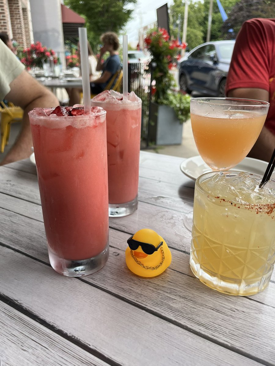 allyxgator's tweet image. Duckin’ the #DunkinJeep and rocking their promo merch for their new #SparkdEnergy drink 

(note: the Drunkin Grownups shirt was my own addition and not #Dunkin merch 😂) 

@dunkindonuts