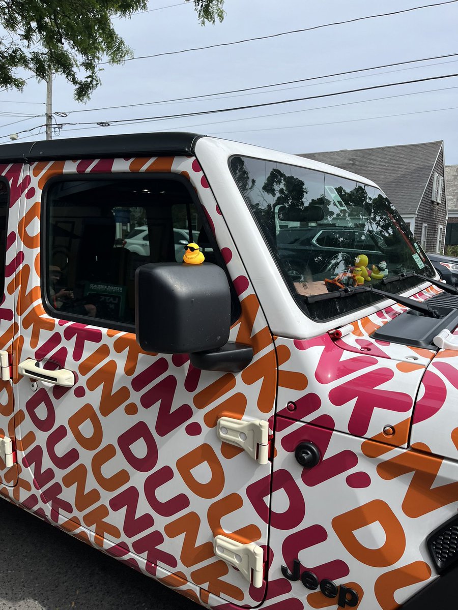 allyxgator's tweet image. Duckin’ the #DunkinJeep and rocking their promo merch for their new #SparkdEnergy drink 

(note: the Drunkin Grownups shirt was my own addition and not #Dunkin merch 😂) 

@dunkindonuts