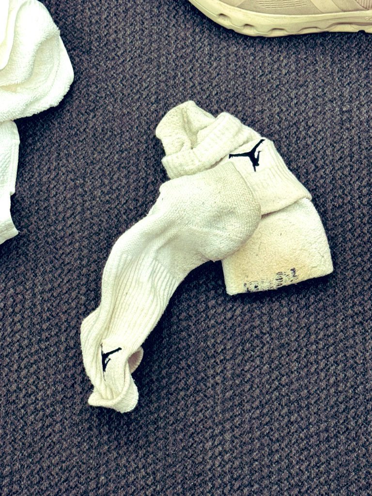 哪只傻逼想叼走主人46脚穿的刚打完球健完身捂了一下午的袜子👅