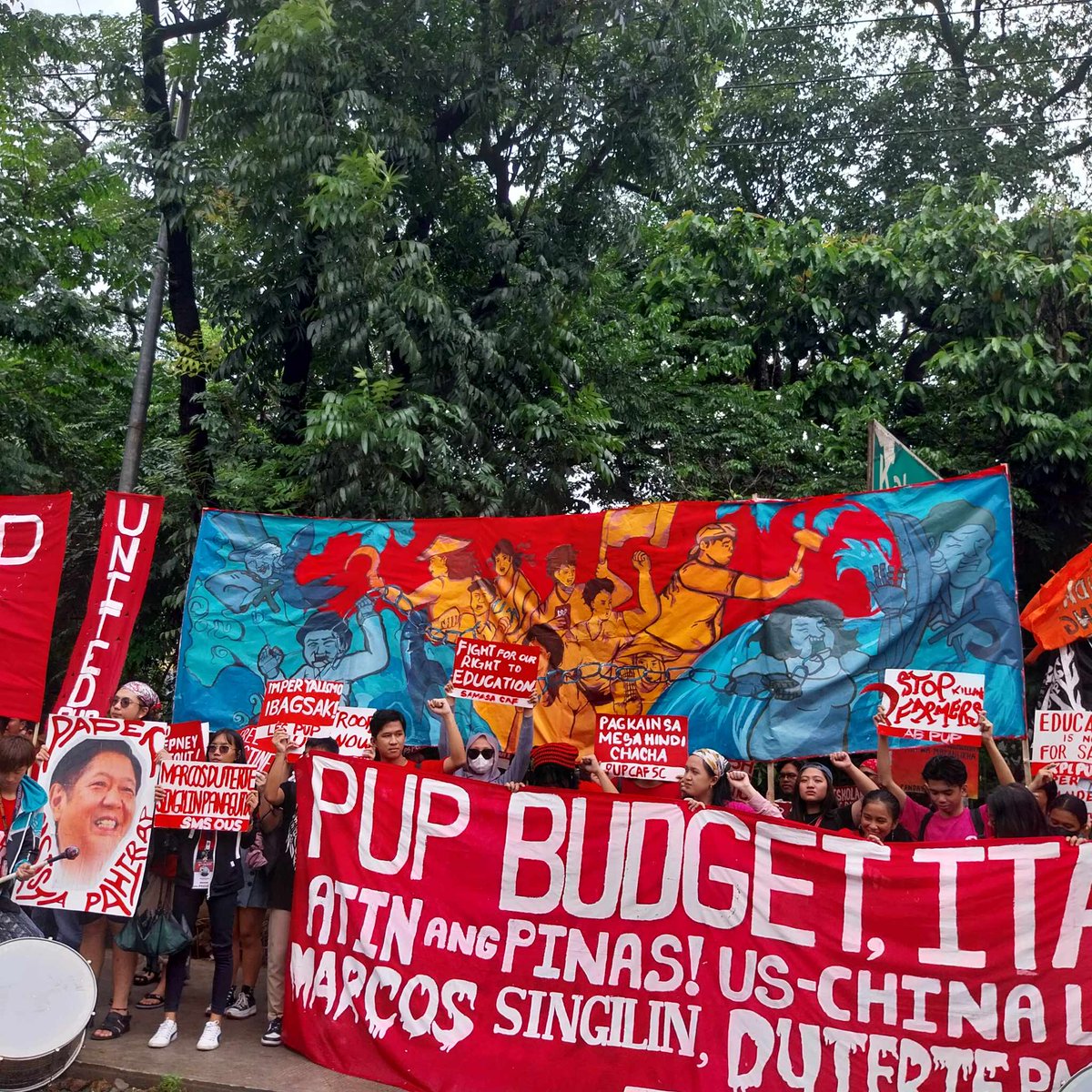 PandaySiningPH's tweet photo. NGAYON | Nagtipon sa harap ng Quezon City Hall ang mga kabataan mula sa iba't ibang unibersidad bitbit ang kanilang mga panawagan. Ibinandera ng Panday Sining ang kanilang mural banner na "Sa Daluyong ng Pagkakaisa, Nababasag ang Tanikala".

#PeoplesSONA
#SONA2024 https://t.co/3b8j3grMuk