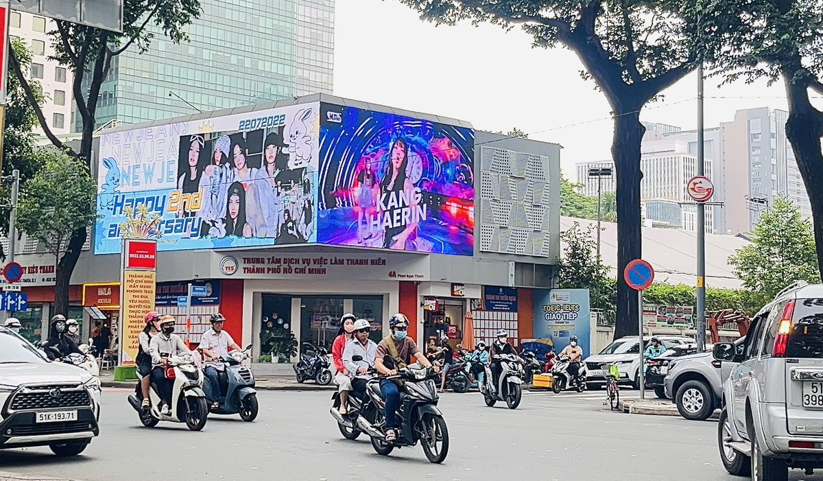 PlusTeam2019's tweet photo. Bảng LED đã được lên sóng rùi nha cả nhà, mọi người nếu có tiện qua thì hãy qua check in nhé 🫶😭

Thời gian: từ 7:00 - 23:00, 22/7/2024 
Địa điểm: Led Outdoor 3D, 4A Phạm Ngọc Thạch, Trung tâm thương mại Diamond, Quận 1 , TPHCM.

#NewJeans_2nd_Anniversary https://t.co/rHWMwxvf5A