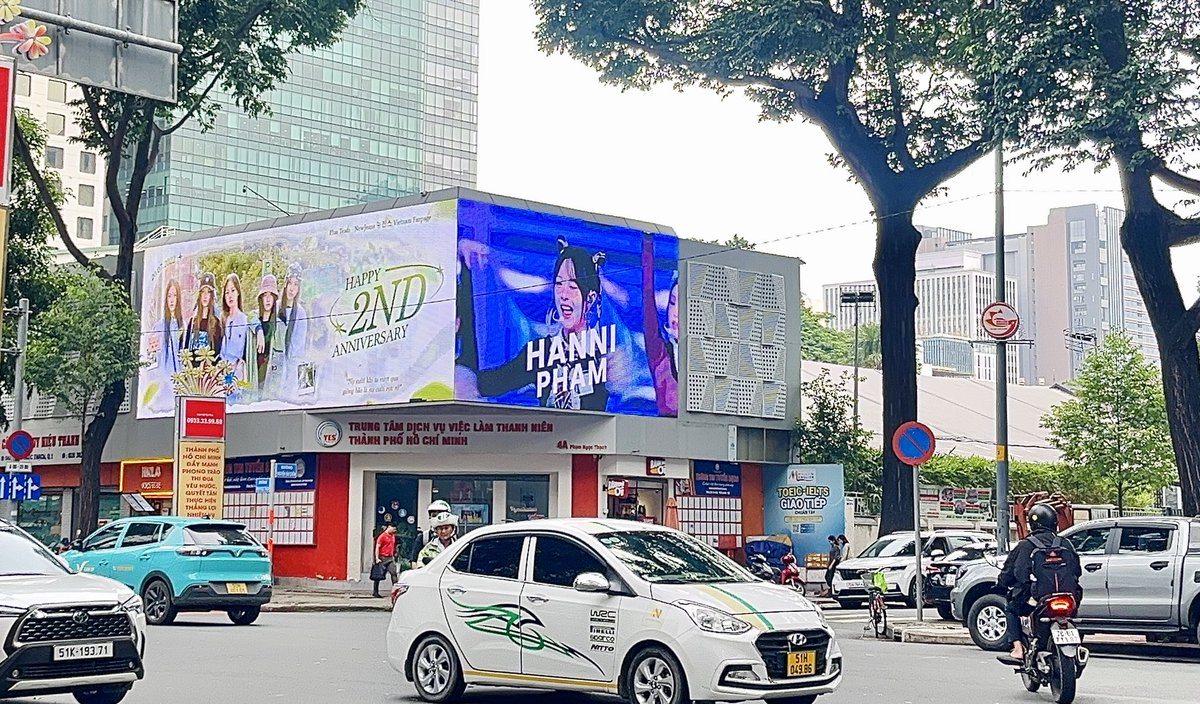 PlusTeam2019's tweet photo. Bảng LED đã được lên sóng rùi nha cả nhà, mọi người nếu có tiện qua thì hãy qua check in nhé 🫶😭

Thời gian: từ 7:00 - 23:00, 22/7/2024 
Địa điểm: Led Outdoor 3D, 4A Phạm Ngọc Thạch, Trung tâm thương mại Diamond, Quận 1 , TPHCM.

#NewJeans_2nd_Anniversary https://t.co/rHWMwxvf5A