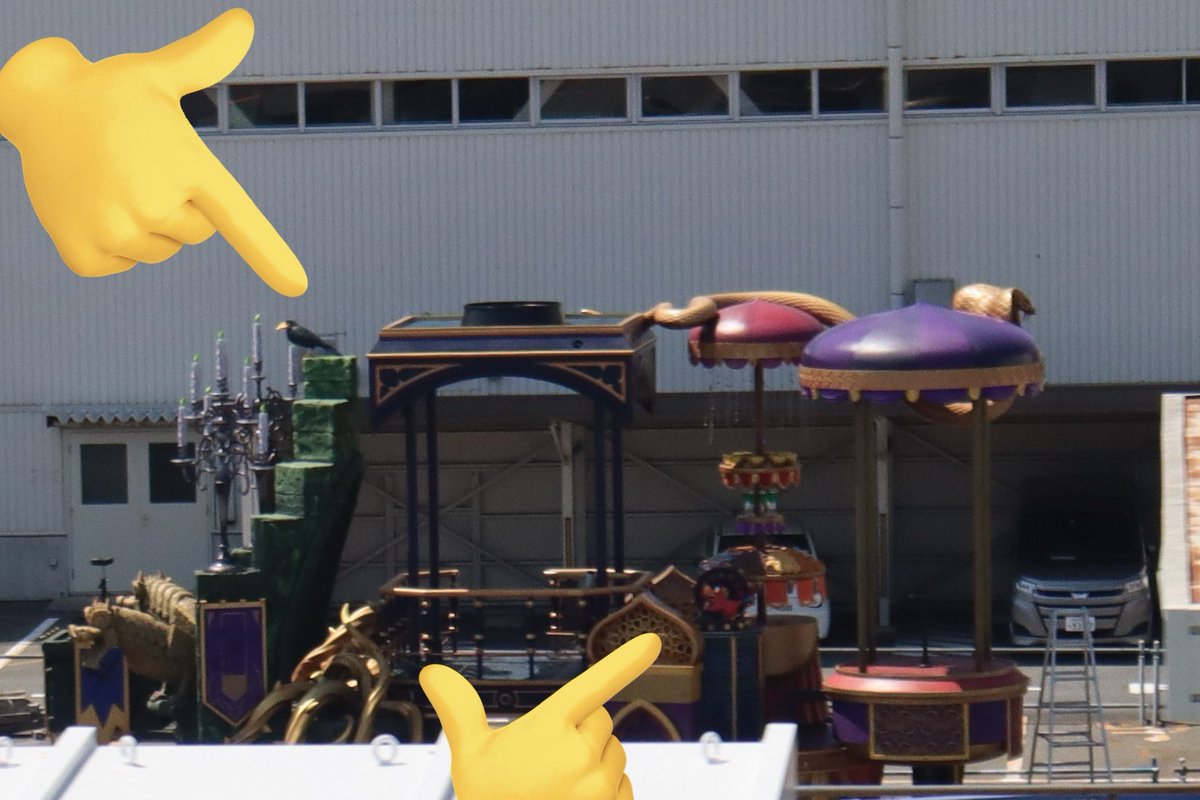 FDreamslover's tweet photo. 先程見てきました！ヴィランズパレードそうですがフロートにイアーゴとディアブロがいたので一つのフロートに2キャラ以上だと思います！画質悪くてすみません。 https://t.co/1JWTUmYHas