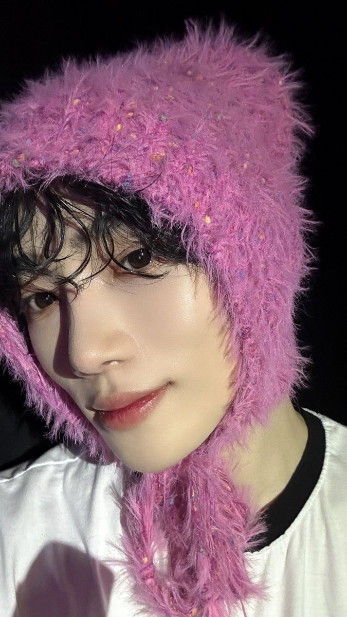 myblue_cch's tweet image. Chanhee sent a pink hat selfie on 🫧!!

🐧 [📸]
🐧 I brought what you wanted◡̈ 
🐧 since you were so sad that I didn't have any selfies with this
🐧 I took one todayㅎㅎ