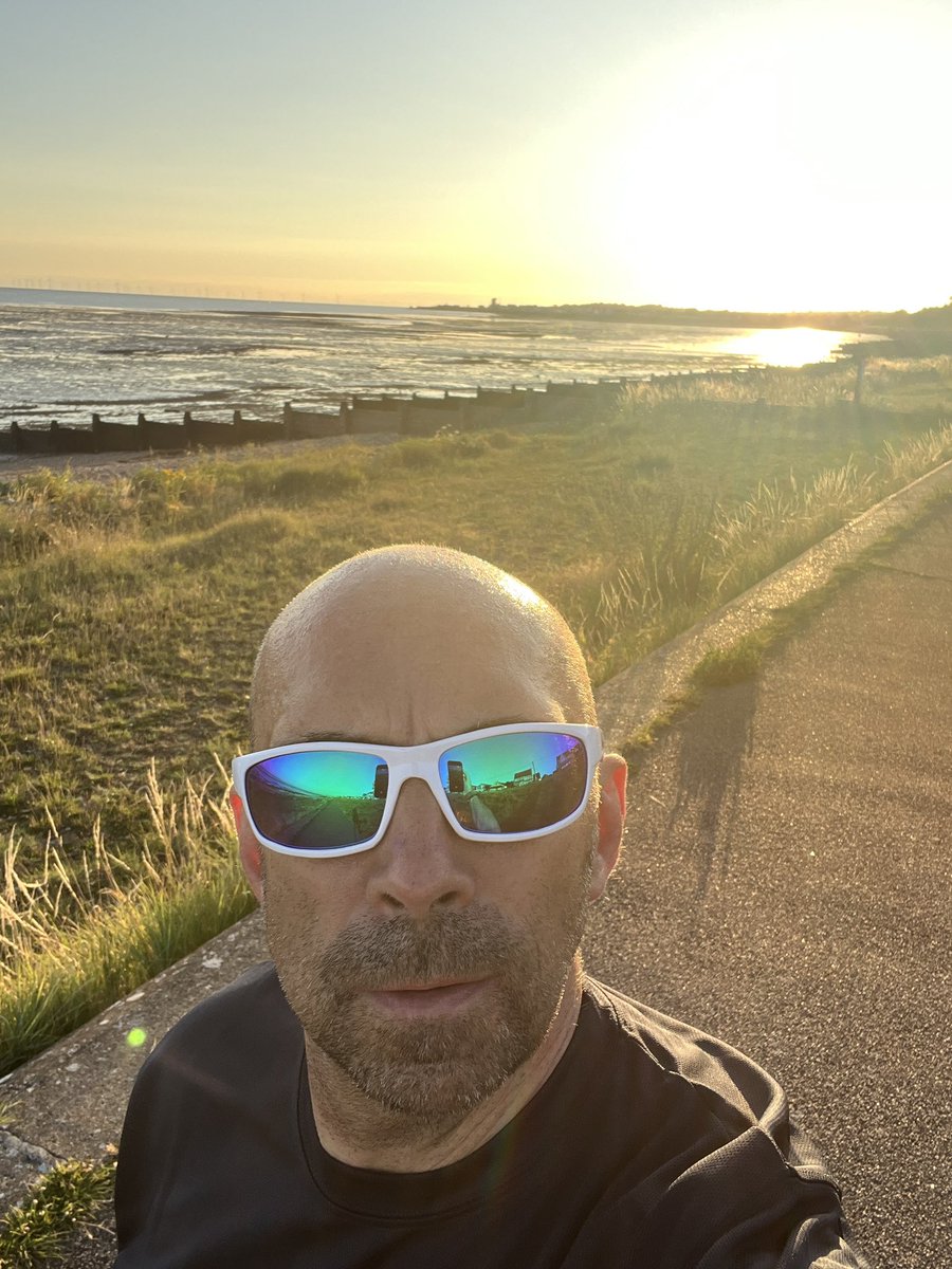 NeilGriffiths_'s tweet photo. Before I start week 2 @kentfirerescue a cheeky beachside early morning 5k run looks in order. #firefit #mentalfitness #whitstable #sunrise https://t.co/eYRMVJCndP