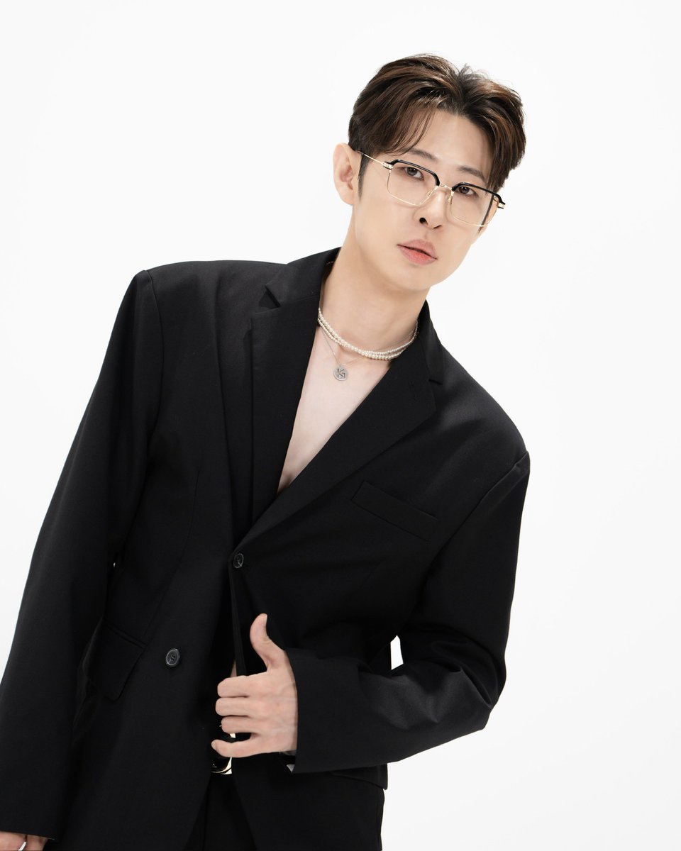 FRPS_official's tweet photo. FREE PASS [Kill This Love] PHOTO
KIM GYUNTAEK (Kay-G)

#프리패스 #FREEPASS #FRPS
#킬디스러브 #KILLTHISLOVE
#김균택 #KIMGYUNTAEK #KAYG
#김성환 #KIMSEONGHWAN #JEANPAUL
#한상희 #HANSANGHEE #SANGHEE
#김대운 #KIMDAEWOON #TAEU https://t.co/zhvGatSygy
