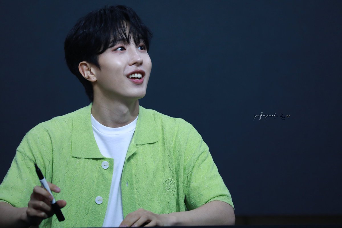 jongheejaeand_'s tweet photo. 240706
SEVENUS 메이크스타 대면 팬사인회
#SEVENUS #세븐어스 
#희재 #HEEJAE #熙宰
@heeeeeejae94 https://t.co/EkS9F8CWwF