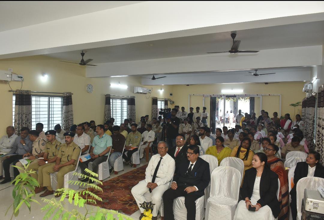 newstimescbsa's tweet photo. डालसा चाईबासा की ओर से जिला स्तरीय मल्टी स्टेक होल्डर्स कंसल्टेशन कार्यक्रम आयोजित
-प्रधान जिला एवं सत्र न्यायाधीश विश्वनाथ शुक्ला ने कहा कि कार्यक्रम हितधारकों के कार्य में गुणवत्ता लाने और उच्च परिणाम प्रदान करने में सक्षम होगा।
#chaibasa_jharkhand
#singhbhum
#dalsa https://t.co/5X0SQgsPFC