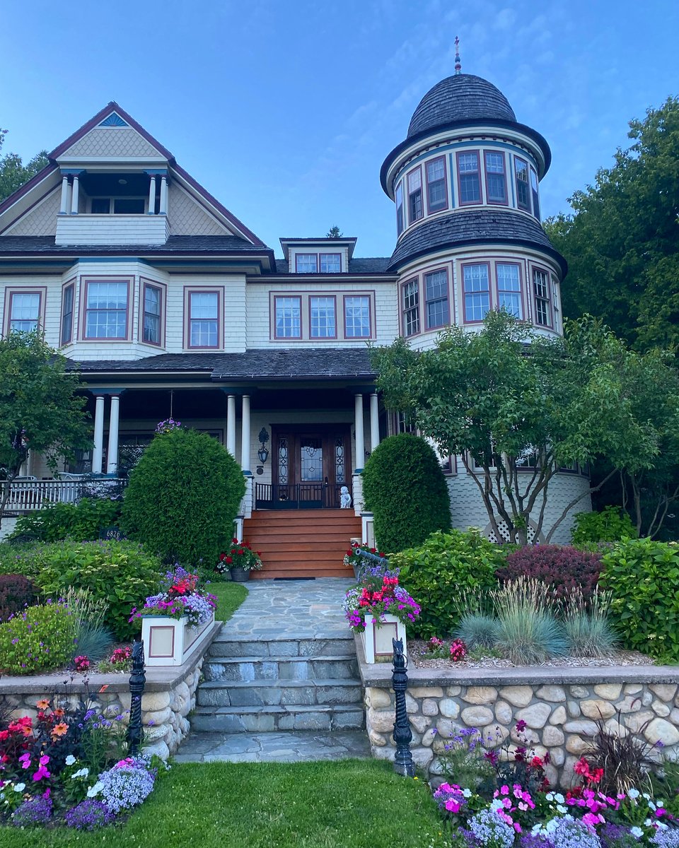 The house are so pretty they look like paintings. Mackinac Island, Michigan #mackinacisland #mackinac #puremichigan #mackinacislandhouse bucketlistbegone.blogspot.com/2024/07/mackin…