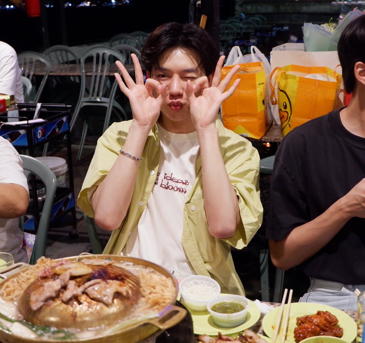 nadear0828's tweet photo. เก็บตกความน่ารักเมื่อคืนนี้
#torhm #หมูปิ้งของต่อ #26thtorhm https://t.co/3gD3RcB9oP