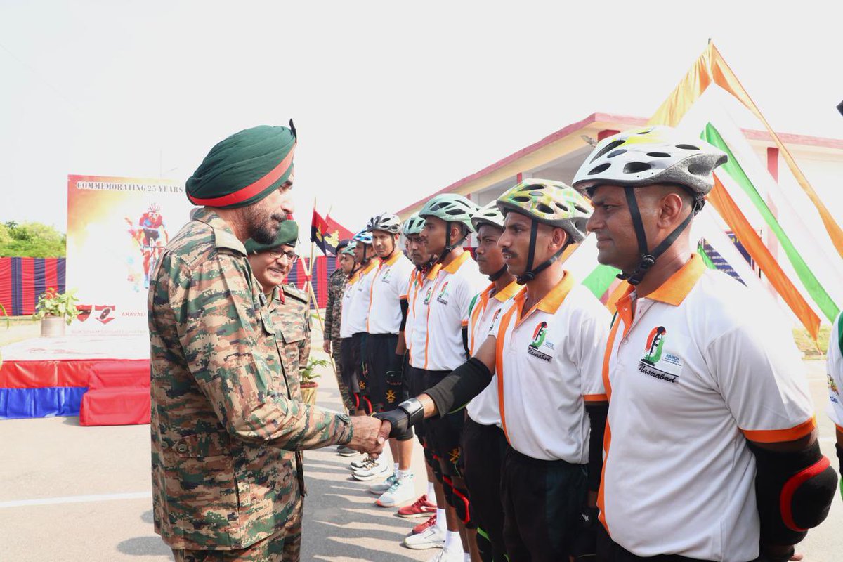 VBanihal's tweet photo. The #GhatakStrikersBrigade cycling team, launched to mark the 25th anniversary of the #KargilVictory, was flagged in by GOC #SudarshanChakraCorps. This remarkable expedition covered a grueling 1235 kilometers, traversing the rugged terrain of the Aravalli Hills. Along their https://t.co/KBXfOPs1ll