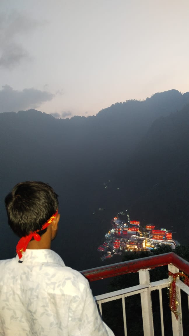 Ashishkumarjdu's tweet photo. सभी मित्रों के साथ, आदिशक्ति, संकट निवारिणि मां वैष्णो देवी के दर्शन पाकर कृतार्थ हुआ ।।

माता रानी की कृपादृष्टि से सभी के जीवन में सौभाग्य, सुख, स्वास्थ्य व समृद्धि का वास हो।

🚩🚩 जय माता दी  🚩🚩 https://t.co/njfTVVBg7V