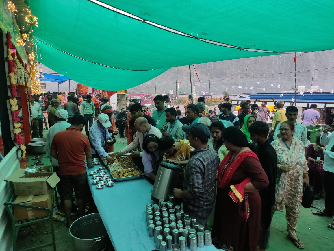 VBanihal's tweet photo. "Yatries revel in the joy of langar at Chanderkote! Savoring delicious food &amp; warm hospitality, our spirits are lifted, &amp; our hearts filled with gratitude. The langar site is a true testament to the power of selfless service. Thank you to the volunteers and organizers   #SANJY https://t.co/OSdNLf9gGi