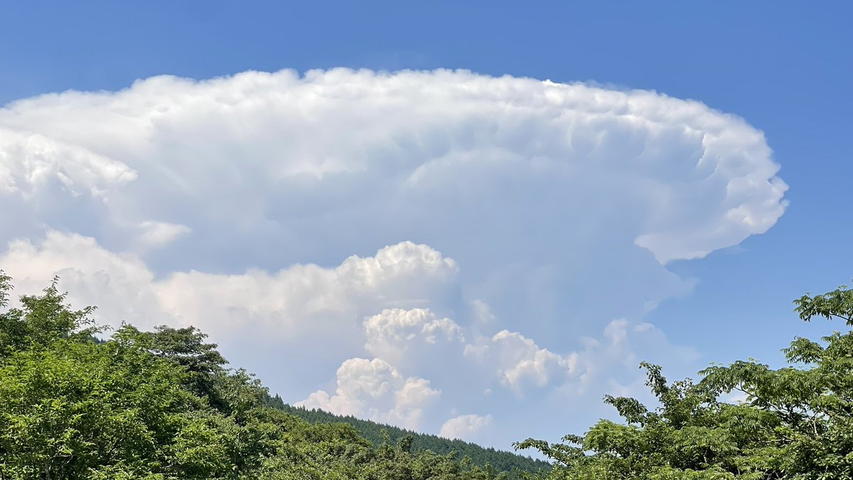 Moris_SRT's tweet photo. 八王子方面か？
金床雲の様な雲が！ https://t.co/AKVBtmDeYA