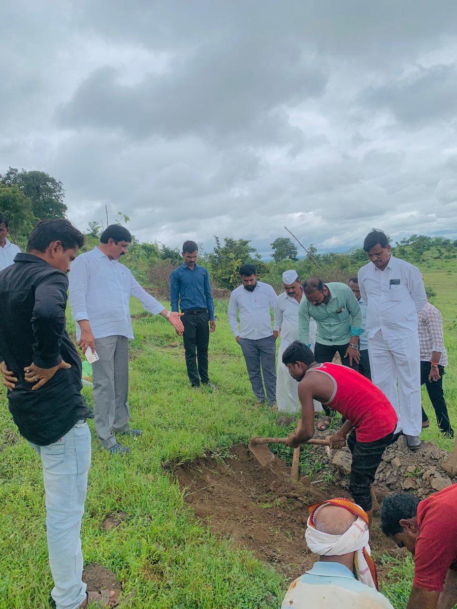 Devdattanikam's tweet photo. झाडे लावा,
झाडे जगवा..!
गुरु पौर्णिमेनिमित्त नागापूर येथे वृक्षारोपण केले. वृक्ष सुद्धा आपले गुरु असतात जे आपल्याला कायम संरक्षित ठेवतात. यावेळी सहकारी तसेच इतर मंडळी उपस्थित होते.
#gurupornima #Gurupournima #Gurupournima2024 #treeplantaion #savetrees #ncpspeaks https://t.co/fINISXPnBG